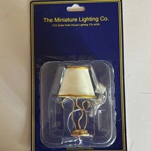 Doll house lamp that lights . 1/12 scale NEW still in package.